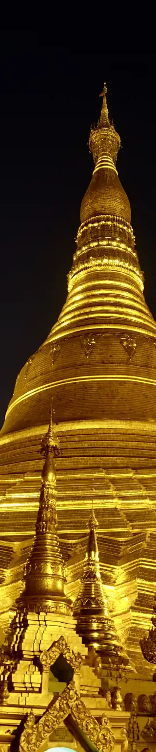 Schlürfe einen Drink über den Dächern von Yangon mit Blick auf die Shwedagon Pagode